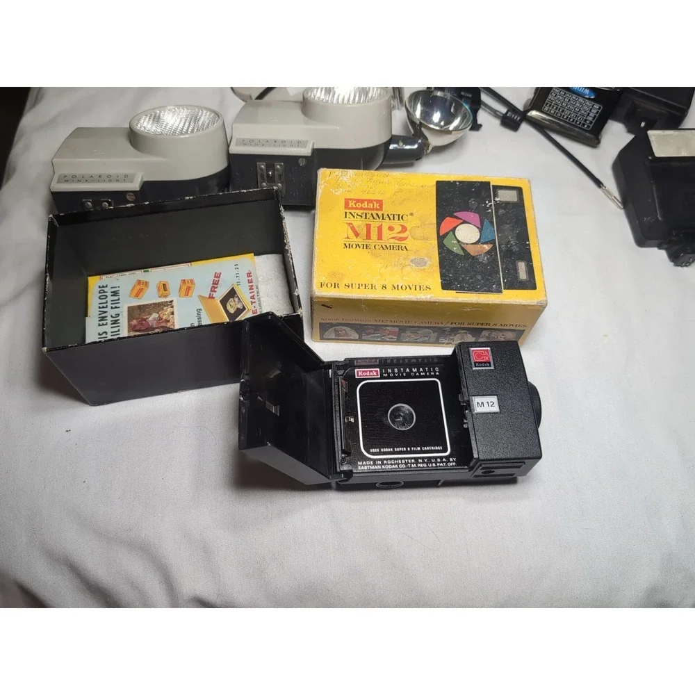 Huge Lot Vintage Camera Equipment Kodak Polaroid Cannon Flashes Cameras Lenses - Picture 9 of 15